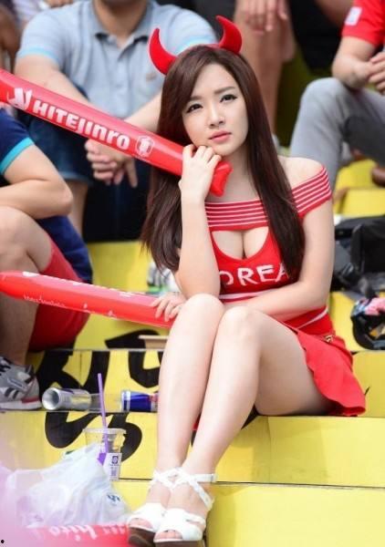 中日韩美女崴到脚视频,疼痛与美丽的瞬间定格